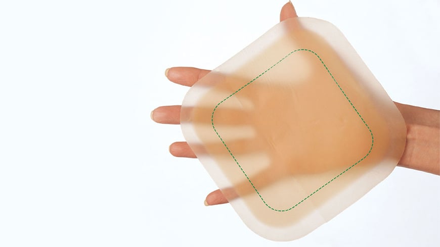 en hånd som holder en sårbandasje