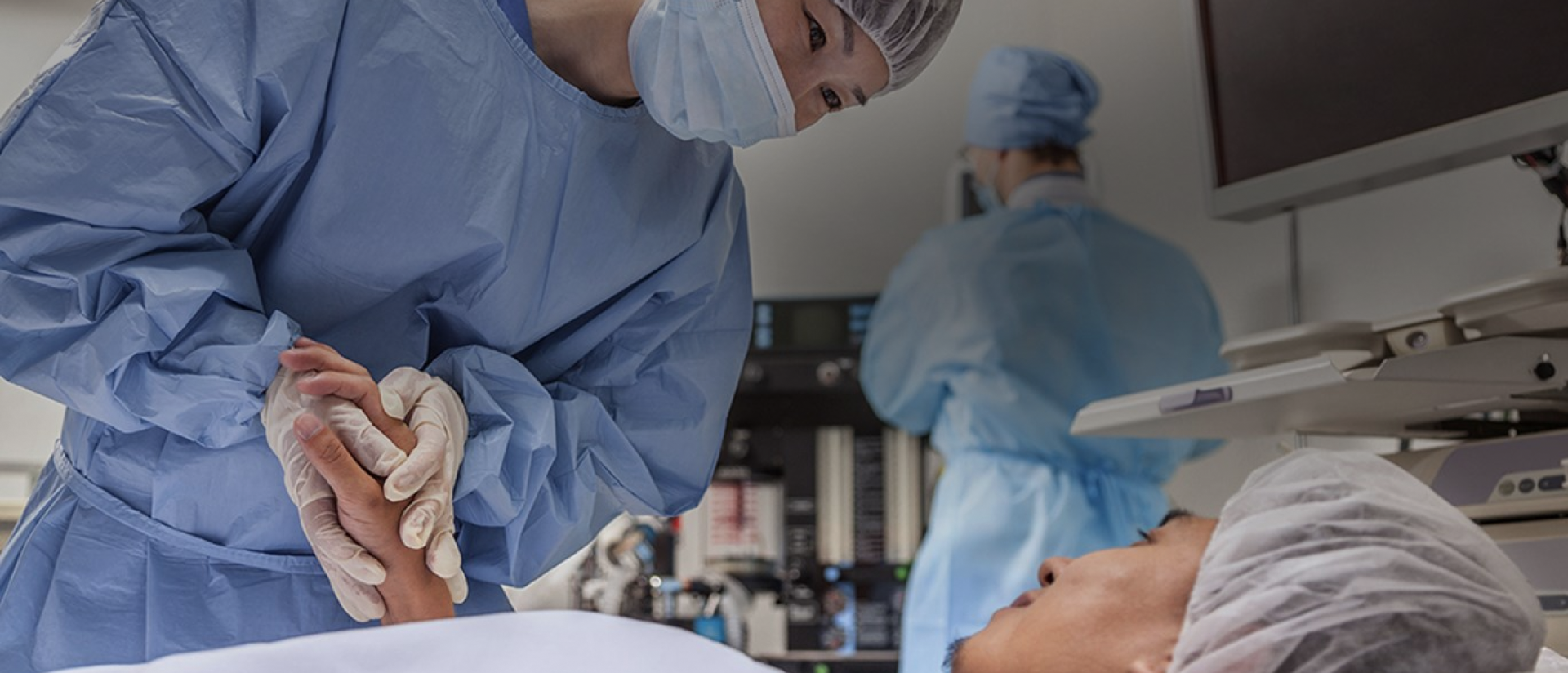 Un grupo de personas con batas de laboratorio azules y máscaras