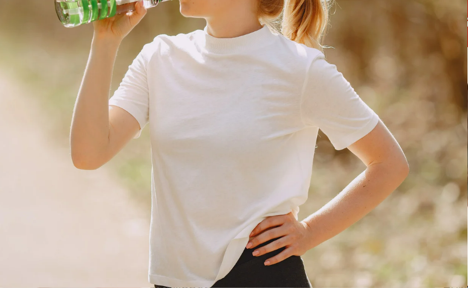 緑の缶を持っている人