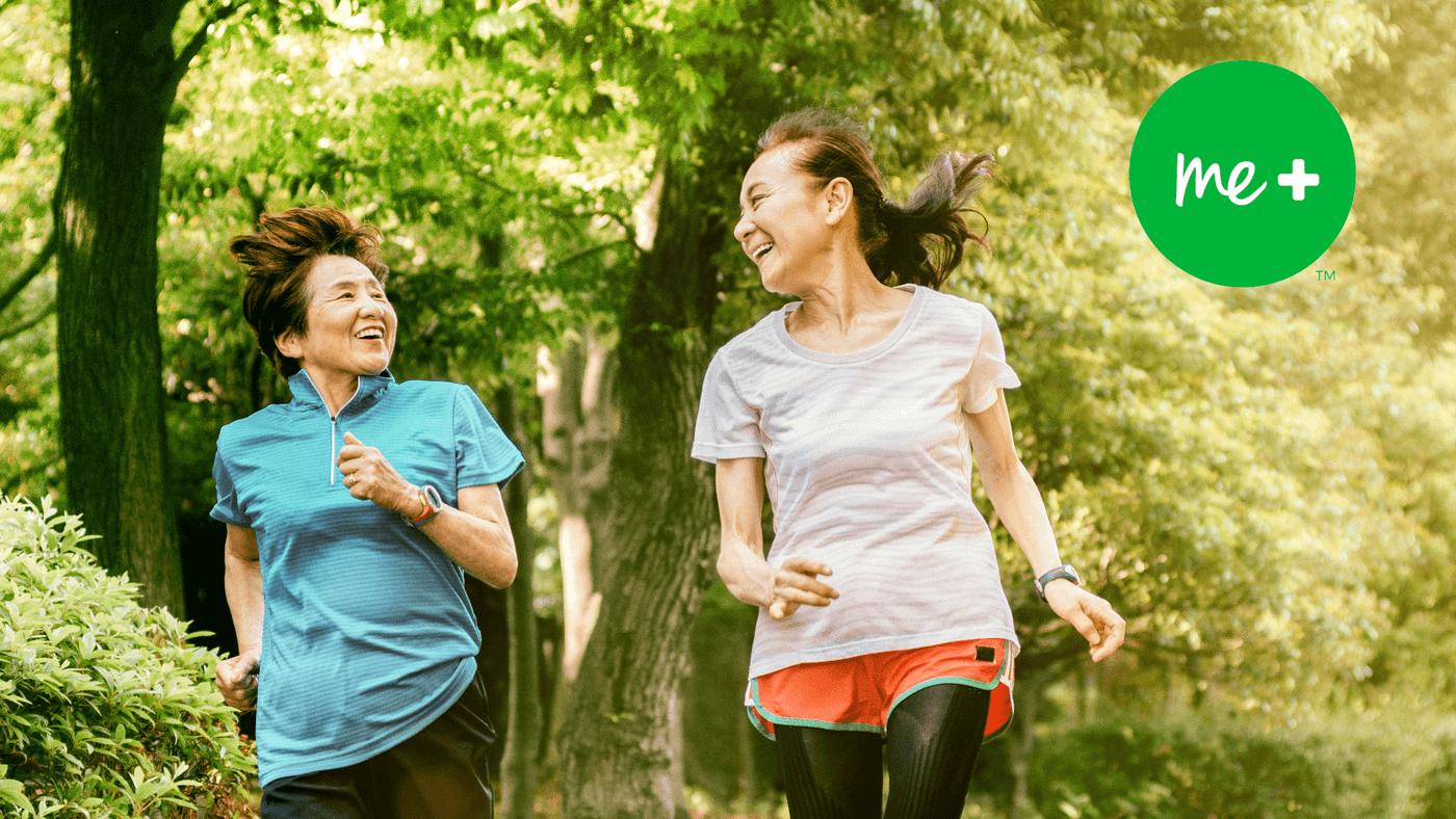 Kaksi naista juoksemassa metsässä