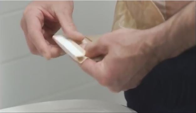 uma pessoa segurando um objeto branco