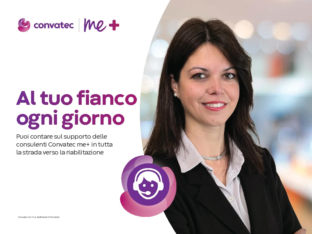 una donna sorridente con un cerchio viola intorno al collo