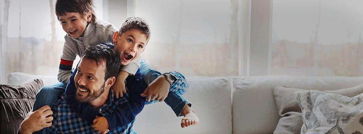 osoba trzymająca dziecko