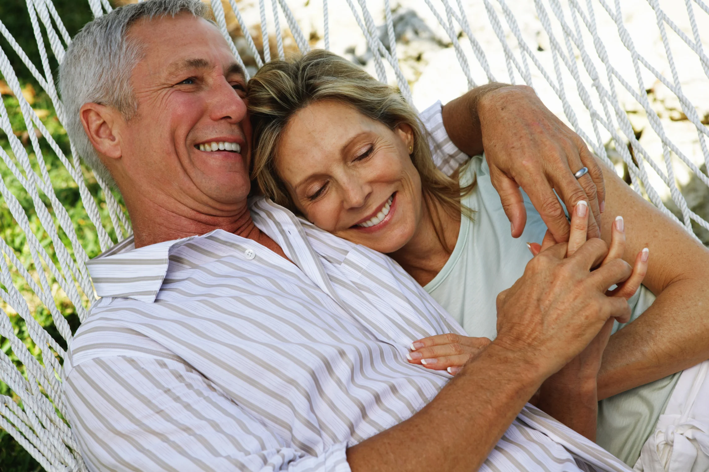 objímající se muž a žena