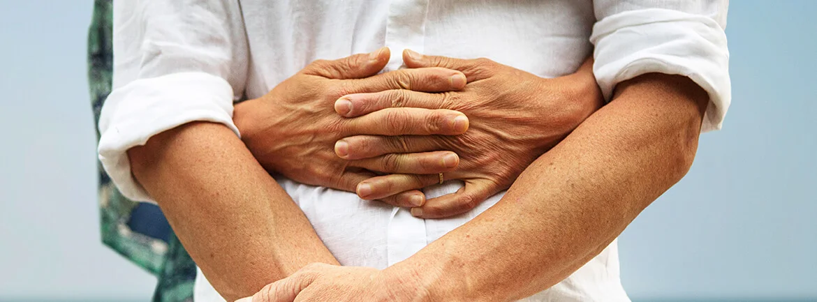 Zbliżenie na mężczyznę trzymającego się za ręce