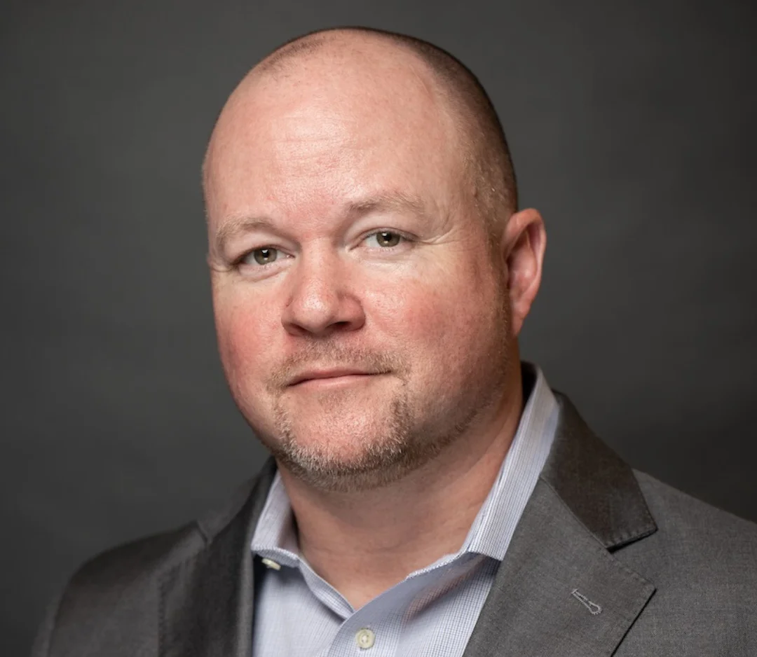 un uomo in giacca e cravatta