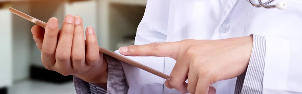 鉛筆を持っている人