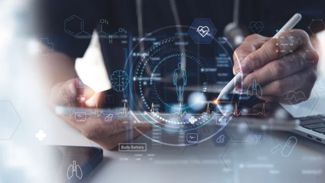 Arzt mit KI-Robotern für Diagnose und medizinische Forschung in Verbindung mit Big Data auf virtuellem Interface-Bildschirm. 