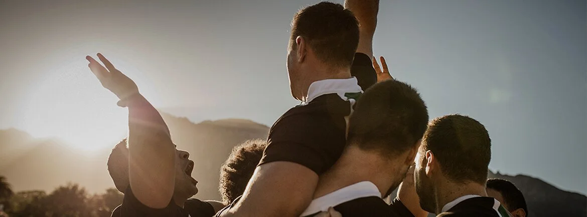 grupa ludzi podnoszących ręce