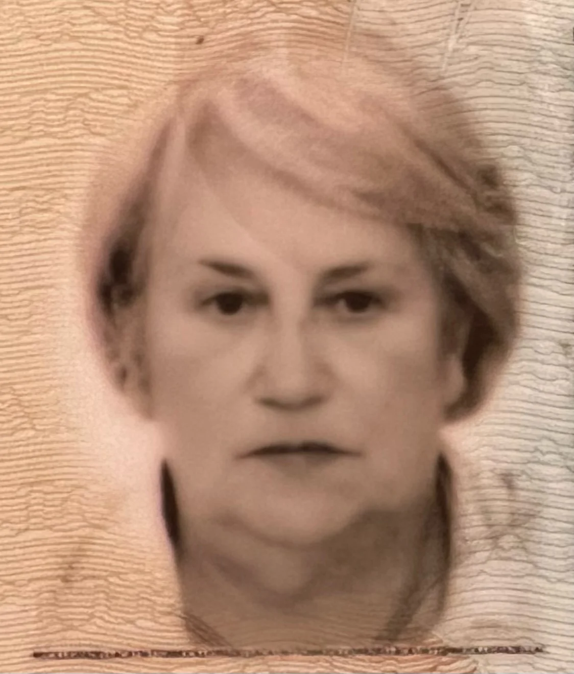 una persona con la faccia seria