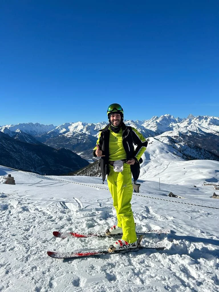 雪山でスキー用具を着た男