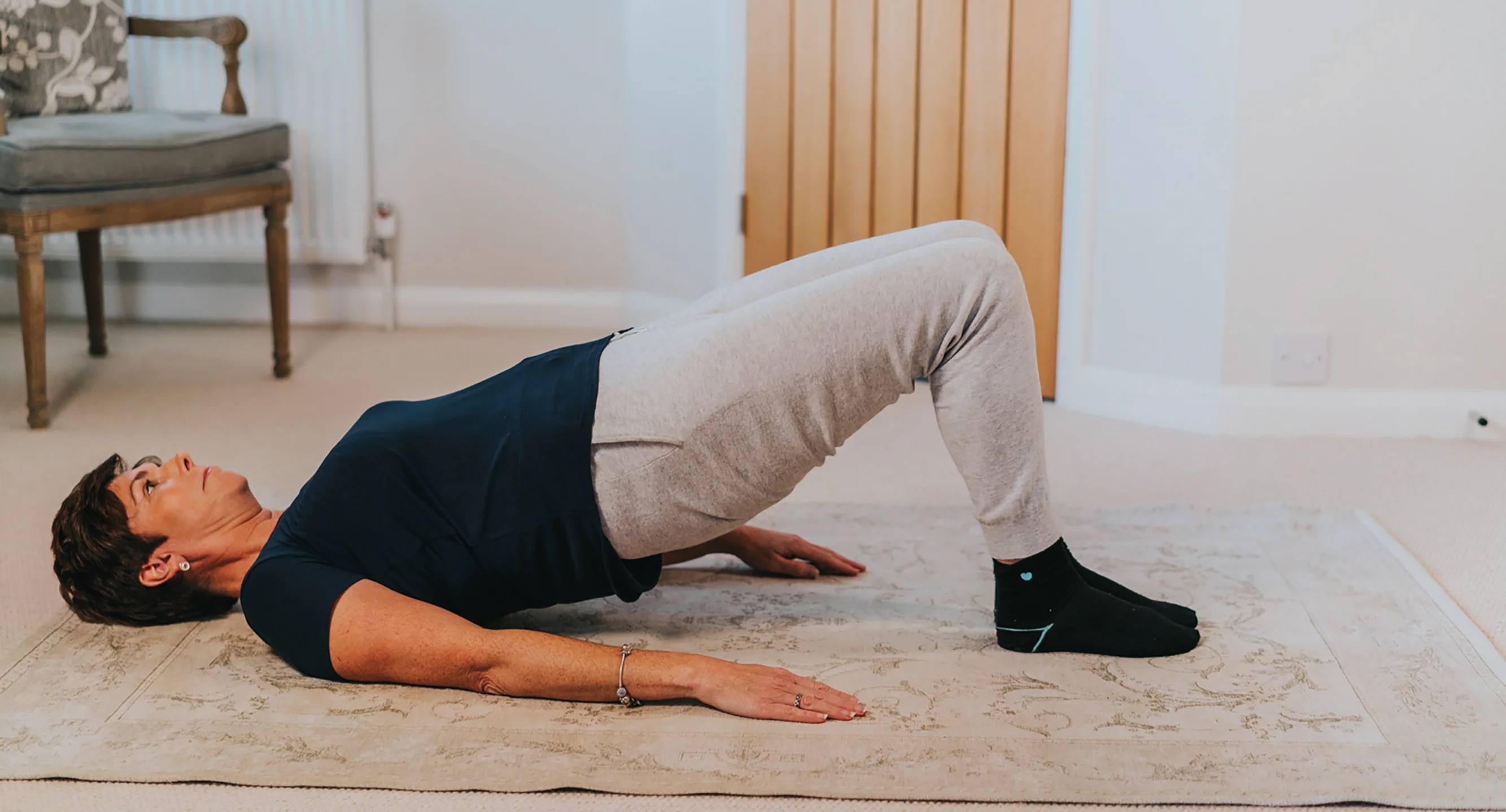Een vrouw die een oefening op de vloer doet