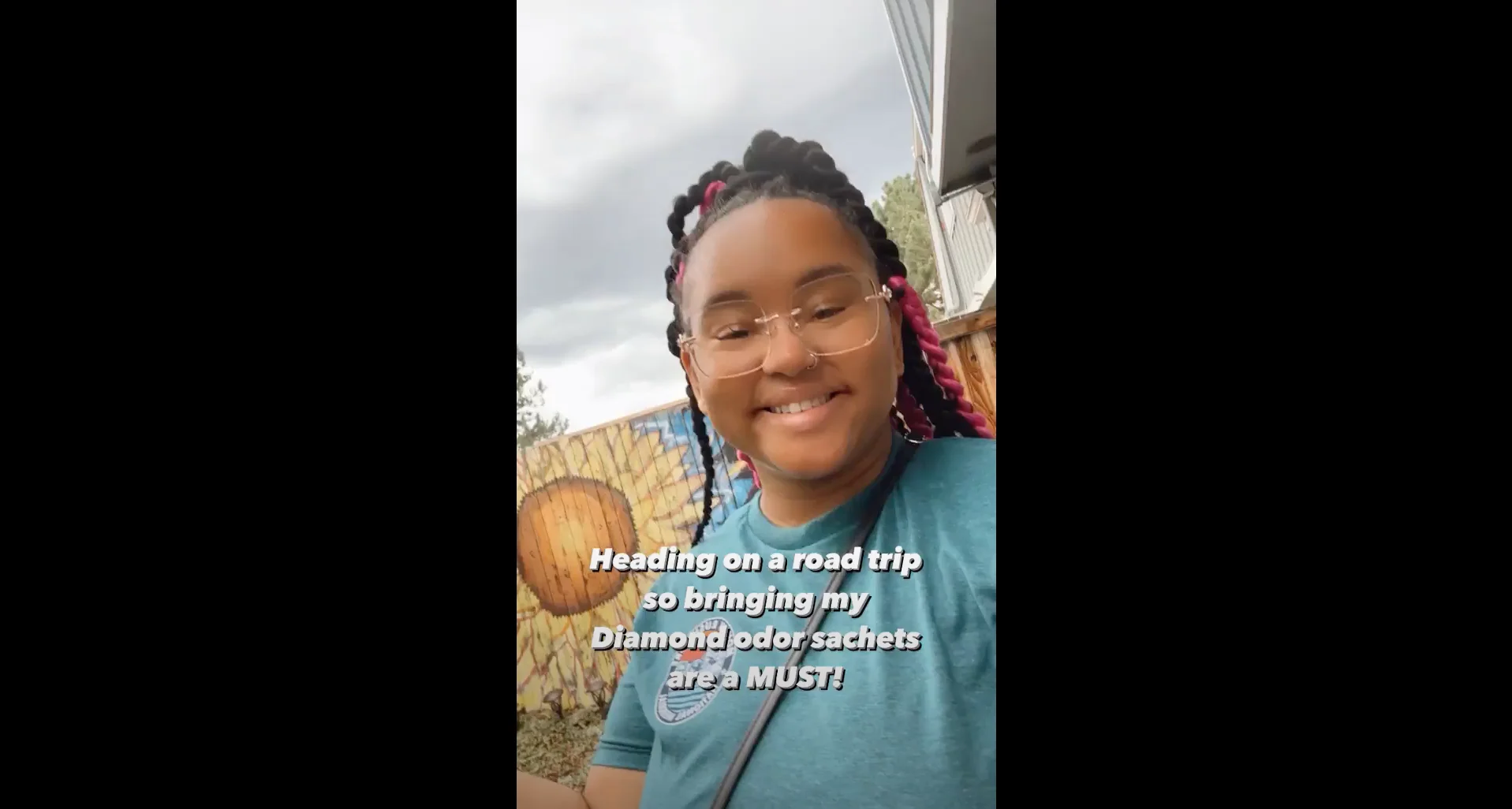 Een videominiatuur over Taylor laat ons haar benodigdheden zien om in te pakken voor een roadtrip met een stoma.