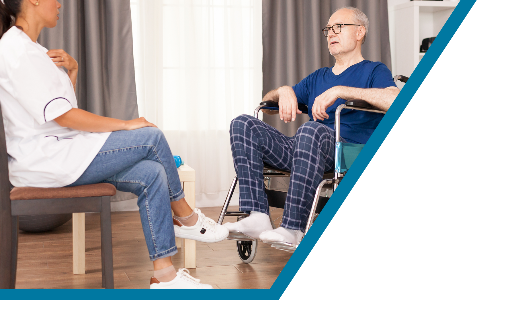 algumas pessoas sentadas em cadeiras