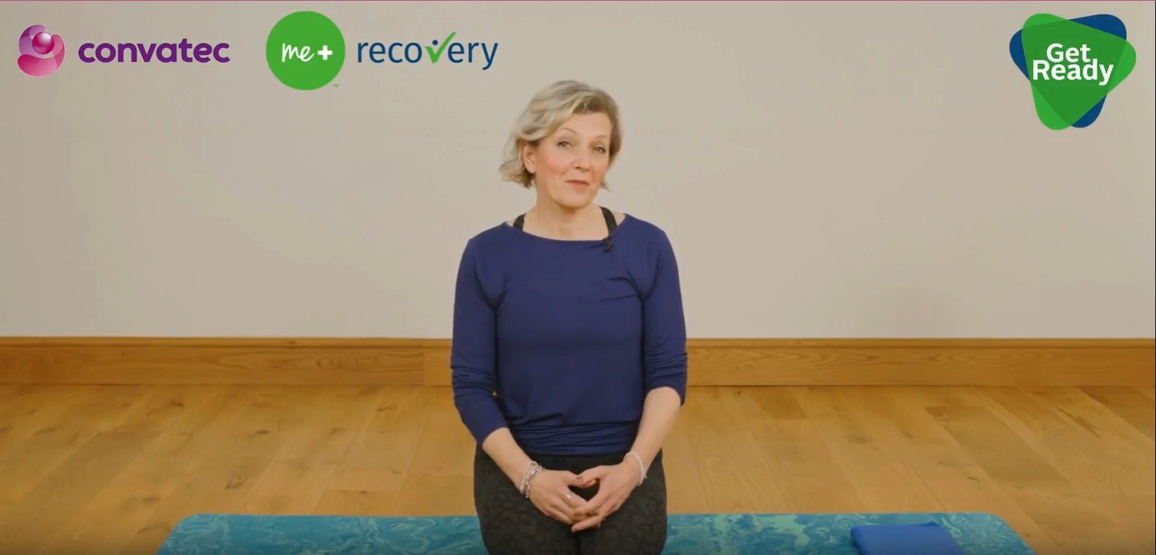 osoba siedząca na podłodze